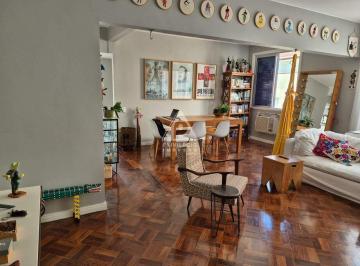 Sala · Apartamento na Lagoa: 2 Quartos, 1 Suíte, 1 Vaga e Silêncio Total