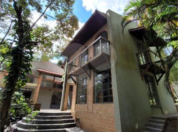 Casa de 3 quartos, Mairiporã · Casa na Serra da Cantareira | 3 Suítes | Piscina | Loft Independente | Jardim | Condomínio Fechado