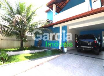 Casa · 250m² · 4 Quartos · 2 Vagas · 
                                Sobrado bem localizado no Centro de Peruíbe com 4 quartos e espaço 