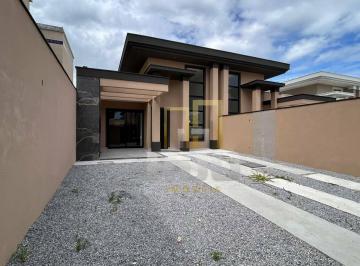 7c4466cd88ae53e6c618b09e9e33fee42f2d754c · Casa linear em meio terreno, com 3 dormitórios e varanda gourmet, alto padrão no Recreio Rio das Ost