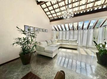 Foto 01 · Luxuosa mansão com 6 Quartos (4 Suítes), 350m² e Piscina no bairro Itaigara, com 350m² de área e 4 v