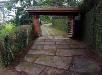 Casa de 4 quartos, Campos do Jordão · Sobrado com 2.160m2 de terreno c/ casa de caseiro