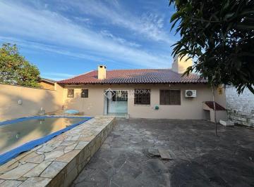 Casa · 160m² · 3 Quartos · 2 Vagas · Casa com 3 quartos e uma suíte, vaga de garagem e pátio amplo com piscina em Viamão.