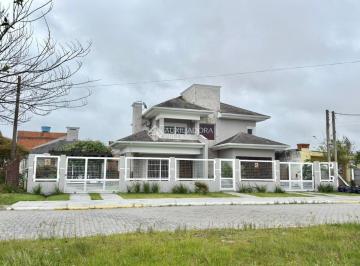 Casa · 253m² · 4 Quartos · 2 Vagas · Belíssima casa com 4 suítes em Rainha do Mar - Xangri-Lá