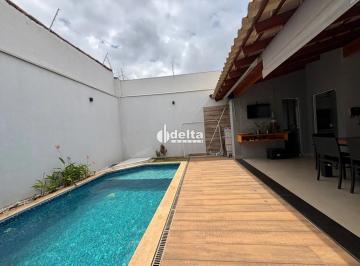 Casa · 344m² · 3 Quartos · 4 Vagas · Casa residencial com 3 suítes disponível para venda no bairro Jardim Karaíba em Uberlândia-MG