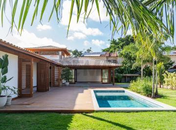 Casa · 210m² · 4 Quartos · 3 Vagas · À venda casa de luxo a 80 metros da Praia de Manguinhos com 4 suítes, piscina e projeto exclusivo