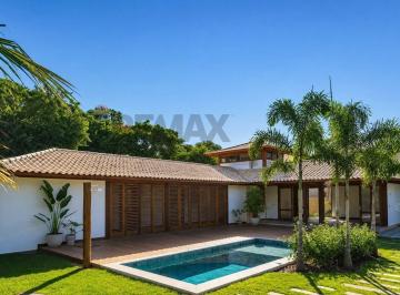 Casa · 210m² · 4 Quartos · 3 Vagas · À venda casa de luxo a 80 metros da Praia de Manguinhos com 4 suítes, piscina e projeto exclusivo