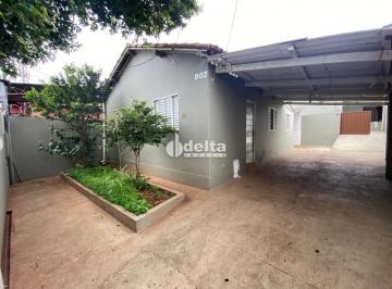 Casa · 312m² · 2 Quartos · 2 Vagas · Casa disponível para locação no bairro Presidente Roosevelt em Uberlândia-MG.
