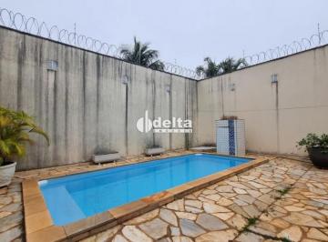 Casa · 360m² · 3 Quartos · 4 Vagas · Casa com 3 quartos sendo 2 suíte disponível para locação  no bairro Santa Mônica em Uberlândia-MG