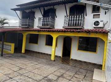 Casa · 383m² · 5 Quartos · 2 Vagas · Casa 5 quartos Vazia no Anil
