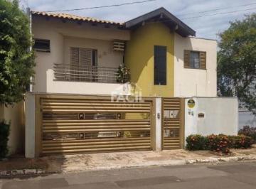 Casa · 207m² · 4 Quartos · 2 Vagas · Sobrado à venda em Campo Grande, 4 dormitórios e 207m²