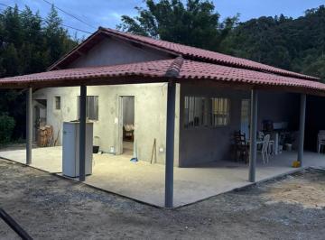 casa por fora · Vende-se Terreno com casa, piscina e tanque de peixes