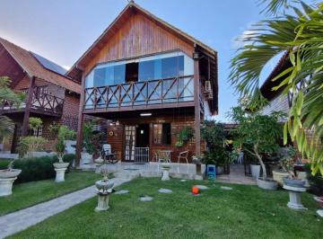 Casa · 205m² · 4 Quartos · 1 Vaga · LINDO CHALE DE CONDOMINIO!!!