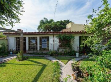 Casa · 316m² · 4 Quartos · 1 Vaga · Casa de 316m2, em terreno de 16x36, no piso térreo, living em 2 ambientes com lareira