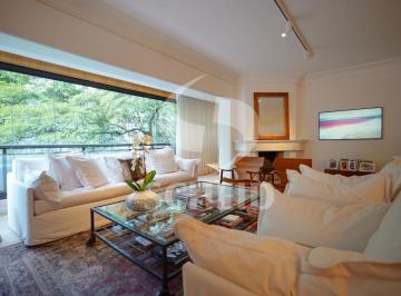 Apartamento · 273m² · 3 Quartos · 4 Vagas · Apartamento reformado com 3 suites e 4 vagas no Real Parque