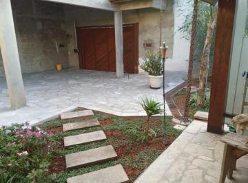 Casa · 193m² · 3 Quartos · 5 Vagas · Casa Isolada com 03 dormitórios sendo 03 súites-01 lavabo-Caucaia do alto-Cotia-São Paulo