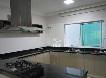f066d9266fc50588a85908241cb1bc1340568ee9 · Bom Retiro – Casa com jardim, 3 suítes e 4 vagas para viver com conforto e segurança