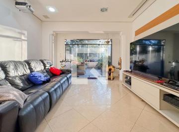 Esta casa mobiliada oferece um espaço amplo e confortável, com 299 metros quadra · Casa à Venda - Vila Mariana, 3 Quartos, 299 m2