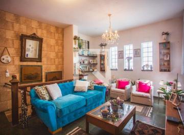 Descubra esta encantadora casa com 3 quartos, destacando-se por oferecer um quin · Casa à Venda - Chácara Inglesa, 3 Quartos, 176 m2