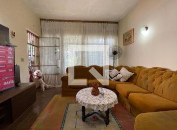 Localizada no bairro Ferreira, em São Paulo, esta casa mobiliada oferece confort · Casa à Venda - Butantã, 3 Quartos, 250 m2