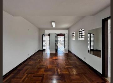 Localizada no charmoso bairro Jardim Aeroporto, esta espaçosa casa oferece 230 m · Casa à Venda - Campo Belo, 4 Quartos, 230 m2