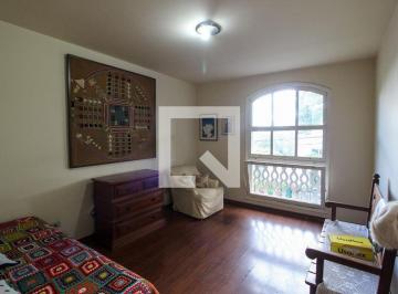 Esta espaçosa casa possui 640 metros quadrados, oferecendo um amplo espaço para · Casa à Venda - Butantã, 5 Quartos, 640 m2