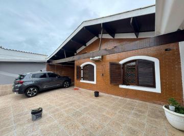 Casa de 3 quartos, Peruíbe · Casa à 180m do mar com 3 quartos e área gourmet em Peruíbe.