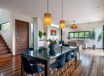 Casa · 231m² · 3 Quartos · Casa com Excelente Projeto Arquitetônico e Vista Privilegiada na Praia do Rosa - Praia do Rosa, Imbi