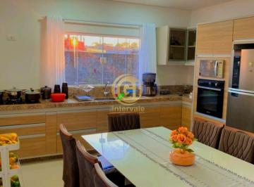 Foto 01 · Casa de Esquina à Venda em Jacareí-SP: 3 Quartos, 1 Suíte, 2 Banheiros, 2 Vagas - Espaço, Conforto e