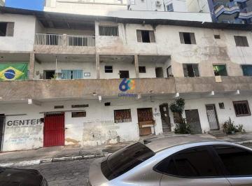 Casa · 106m² · Casa comercial com 5 kitnet e 4 lojas, no centro de Guarapari!