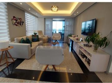 Apartamento · 211m² · 4 Quartos · 3 Vagas · Seu Apartamento de Luxo com Vista para o Mar!