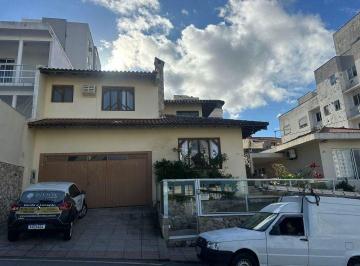 05f816455d241b43764d7fe7b0a1bc21261e343f · Casa com piscina e 4 quartos para Alugar em Barreiros, São José.