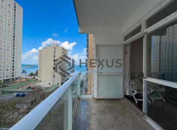 Foto · Apartamento com varanda e vista mar na quadra mar da Praia das Pitangueiras, Gua