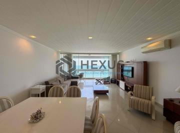 Foto · Apartamento reformado frente mar com varanda e vista oceânica na Praia das Pitan