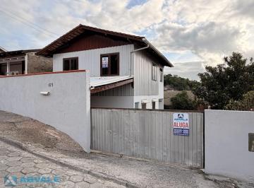 Casa · 80m² · 4 Quartos · 2 Vagas · Casa para alugar em Blumenau com 4 dormitórios, 2 pavimentos, amplo terreno cercado, garagem para 3