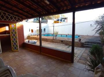 Casa de 4 quartos, Taguatinga · Casa Taguatinga N QND 4 Qts reformada com piscina!