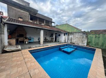 Casa de 3 quartos, Itanhaém · Casa à 50m do mar com 3 quartos e piscina em Itanhaém.