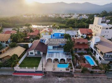 Casa · 350m² · 3 Quartos · Casa - 3 suítes a 200 metros da Praia dos Açores