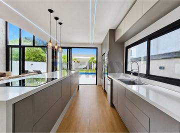 Casa · 323m² · 3 Quartos · 4 Vagas · Casa com 3 suítes e piscina em condomínio de alto padrão em Santana de Parnaíba