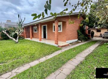 Casa · 140m² · 3 Quartos · 2 Vagas · Casa com anexo em Tramandaí