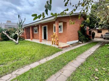 Casa · 140m² · 3 Quartos · 2 Vagas · Casa com anexo em Tramandaí