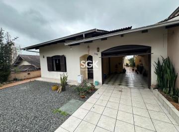 Casa · 176m² · 4 Quartos · 5 Vagas · Casa plana e averbada com 4 dormitórios à venda no bairro Floresta – Joinville/SC