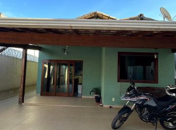 Casa muito bem aproveitada com *90m² de área útil*, pronta pra morar:
- 3 quart · *Casa ampla – 90m², energia solar, espaço gourmet e 3 vagas!