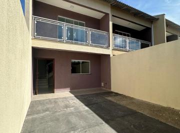 Fachada moderna com garagem para dois carros! · Duplex moderno em Águas Lindas de Goiás
