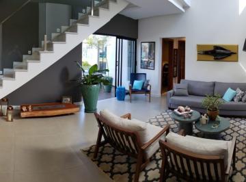 Casa · 300m² · 5 Quartos · Casa de Condomínio para venda em Jardim Residencial Chácara Ondina de 300.00m² com 5 Quartos e 5 Sui