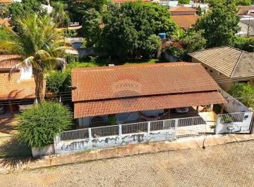 Casa · 230m² · 3 Quartos · 4 Vagas · Seu Novo Lar no Jardim Botânico! Descubra Hoje!