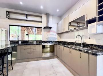 Casa · 345m² · 2 Quartos · 4 Vagas · Casa com 2 suítes no Jardim Botânico