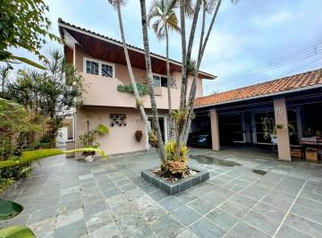 Casa · 236m² · 3 Quartos · 6 Vagas · Sobrado maravilhoso próximo ao centro de Jacareí, no Jardim Siesta