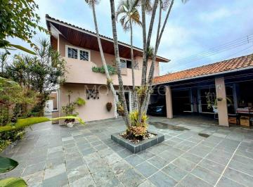 Casa · 236m² · 3 Quartos · 6 Vagas · Sobrado maravilhoso próximo ao centro de Jacareí, no Jardim Siesta