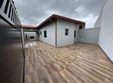 Casa de 3 quartos, Peruíbe · Casa com 3 quartos e piscina em Peruíbe.